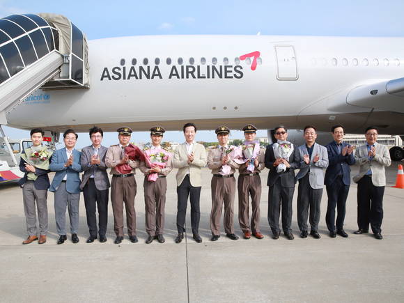 지난 19일 인천국제공항에서 한창수 사장을 비롯한 임직원들이 참석한 가운데 안전과 번영을 기념하는 A350 9호기 도입식 행사를 하고 있다. (사진=아시아나항공)