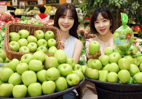 7일 일요일 오전 이마트 성수점 농산 매장에서 모델들이 가장 빨리 먹는 햇사과 '썸머킹' 사과를 소개하고 있다. (사진=이마트)