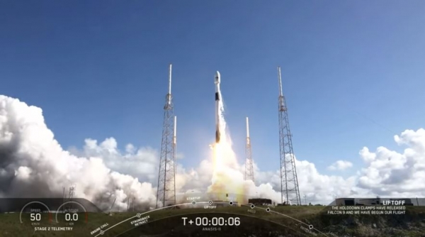 한국군 첫 전용 통신위성 '아나시스(Anasis)' 2호를 실은 팰컨9 로켓이 지난 21일 오전 미국 플로리다주케이프커내버럴 공군기지에서 발사되고 있다. (사진=SpaceX 유튜브