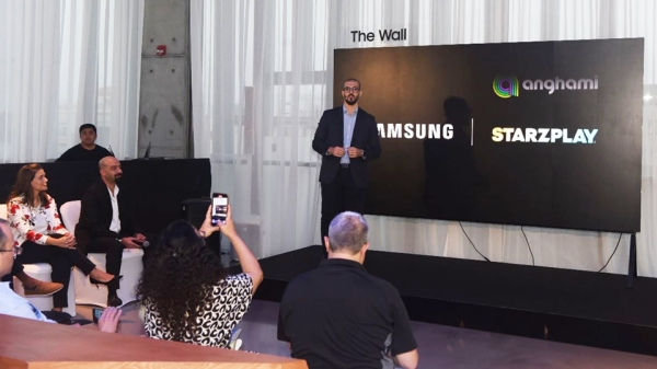 두바이에서 진행된 2023년형 Neo QLED 중동 지역 공개 행사에서 파트너사와 미디어 관계자들이 제품을 관람하고 있다 ⓒ 삼성전자