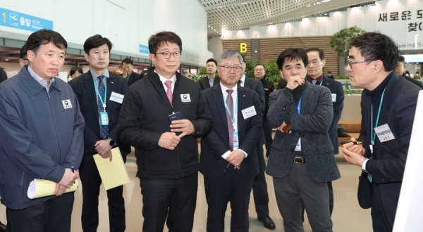 박상우(왼쪽에서 세번째) 국토교통부 장관이 28일 인천공항 제2여객터미널을 방문해 김홍수(맨 오른쪽) 인천공항공사 터미널운영처장의게 스마트패스에 대한 설명을 듣고 있다. ⓒ 국토교통부
